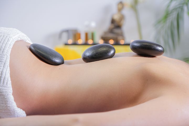 Massage aux pierres chaudes, un incontournable